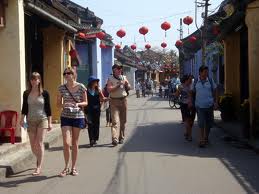 ຖະໜົນຄົນຍ່າງໂຮ້ຍອານ-ຜະລິດຕະພັນ ທ່ອງທ່ຽວດູດດື່ມໃຈແຂກ​ຕ່າງ​ດ້າວ​ທ້າວ​ຕ່າງ​ເມືອງ